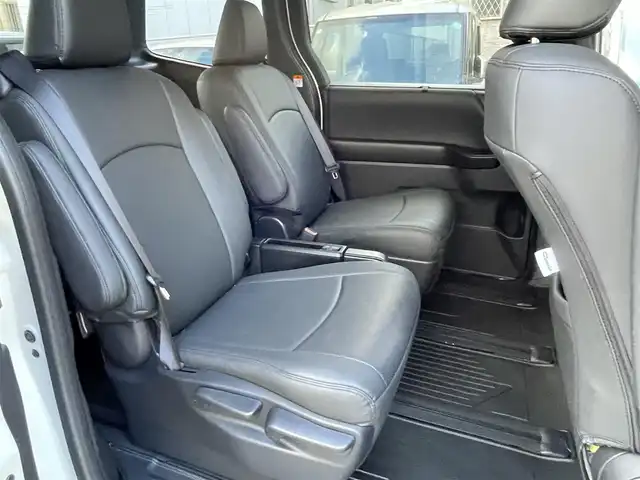 トヨタ ヴォクシー ハイブリッド S－Z 福岡県 2025(令7)年 0.4万km ホワイトパールクリスタルシャイン ワンオーナー/純正ディーラーナビ/・Bluetooth/・フルセグTV/・AM/FM/・ミラーキャスト/・CD/DVD/・USB/フリップダウンモニター/レーダークルーズコントロール/レーンキープアシスト/オートホールド/横滑り防止システム/ドライブモード/両側パワースライドドア/シートヒーター/オートライト/電動格納ミラー/社外フロアマット/純正アルミホイール/ビルトインETC/ドライブレコーダー前後/デジタルインナーミラー/プッシュスタート/取扱説明書/保証書/スペアキー×１