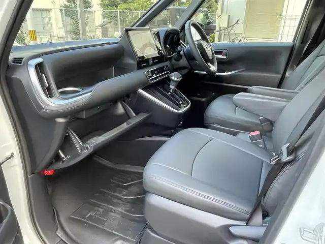 トヨタ ヴォクシー ハイブリッド S－Z 福岡県 2025(令7)年 0.4万km ホワイトパールクリスタルシャイン ワンオーナー/純正ディーラーナビ/・Bluetooth/・フルセグTV/・AM/FM/・ミラーキャスト/・CD/DVD/・USB/フリップダウンモニター/レーダークルーズコントロール/レーンキープアシスト/オートホールド/横滑り防止システム/ドライブモード/両側パワースライドドア/シートヒーター/オートライト/電動格納ミラー/社外フロアマット/純正アルミホイール/ビルトインETC/ドライブレコーダー前後/デジタルインナーミラー/プッシュスタート/取扱説明書/保証書/スペアキー×１