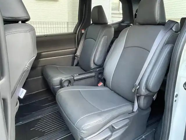 トヨタ ヴォクシー ハイブリッド S－Z 福岡県 2025(令7)年 0.4万km ホワイトパールクリスタルシャイン ワンオーナー/純正ディーラーナビ/・Bluetooth/・フルセグTV/・AM/FM/・ミラーキャスト/・CD/DVD/・USB/フリップダウンモニター/レーダークルーズコントロール/レーンキープアシスト/オートホールド/横滑り防止システム/ドライブモード/両側パワースライドドア/シートヒーター/オートライト/電動格納ミラー/社外フロアマット/純正アルミホイール/ビルトインETC/ドライブレコーダー前後/デジタルインナーミラー/プッシュスタート/取扱説明書/保証書/スペアキー×１