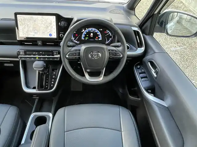 トヨタ ヴォクシー ハイブリッド S－Z 福岡県 2025(令7)年 0.4万km ホワイトパールクリスタルシャイン ワンオーナー/純正ディーラーナビ/・Bluetooth/・フルセグTV/・AM/FM/・ミラーキャスト/・CD/DVD/・USB/フリップダウンモニター/レーダークルーズコントロール/レーンキープアシスト/オートホールド/横滑り防止システム/ドライブモード/両側パワースライドドア/シートヒーター/オートライト/電動格納ミラー/社外フロアマット/純正アルミホイール/ビルトインETC/ドライブレコーダー前後/デジタルインナーミラー/プッシュスタート/取扱説明書/保証書/スペアキー×１