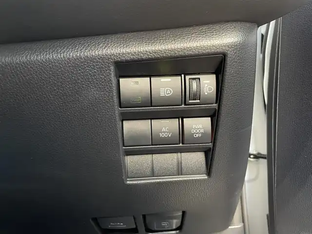 トヨタ ヴォクシー ハイブリッド S－Z 福岡県 2025(令7)年 0.4万km ホワイトパールクリスタルシャイン ワンオーナー/純正ディーラーナビ/・Bluetooth/・フルセグTV/・AM/FM/・ミラーキャスト/・CD/DVD/・USB/フリップダウンモニター/レーダークルーズコントロール/レーンキープアシスト/オートホールド/横滑り防止システム/ドライブモード/両側パワースライドドア/シートヒーター/オートライト/電動格納ミラー/社外フロアマット/純正アルミホイール/ビルトインETC/ドライブレコーダー前後/デジタルインナーミラー/プッシュスタート/取扱説明書/保証書/スペアキー×１