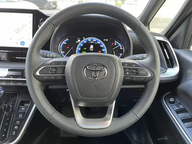 トヨタ ヴォクシー ハイブリッド S－Z 福岡県 2025(令7)年 0.4万km ホワイトパールクリスタルシャイン ワンオーナー/純正ディーラーナビ/・Bluetooth/・フルセグTV/・AM/FM/・ミラーキャスト/・CD/DVD/・USB/フリップダウンモニター/レーダークルーズコントロール/レーンキープアシスト/オートホールド/横滑り防止システム/ドライブモード/両側パワースライドドア/シートヒーター/オートライト/電動格納ミラー/社外フロアマット/純正アルミホイール/ビルトインETC/ドライブレコーダー前後/デジタルインナーミラー/プッシュスタート/取扱説明書/保証書/スペアキー×１
