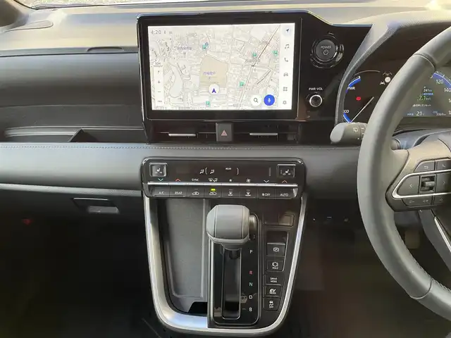 トヨタ ヴォクシー ハイブリッド S－Z 福岡県 2025(令7)年 0.4万km ホワイトパールクリスタルシャイン ワンオーナー/純正ディーラーナビ/・Bluetooth/・フルセグTV/・AM/FM/・ミラーキャスト/・CD/DVD/・USB/フリップダウンモニター/レーダークルーズコントロール/レーンキープアシスト/オートホールド/横滑り防止システム/ドライブモード/両側パワースライドドア/シートヒーター/オートライト/電動格納ミラー/社外フロアマット/純正アルミホイール/ビルトインETC/ドライブレコーダー前後/デジタルインナーミラー/プッシュスタート/取扱説明書/保証書/スペアキー×１