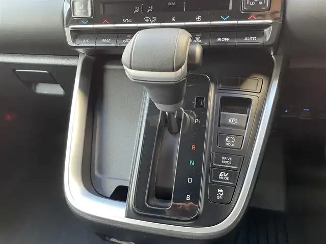 トヨタ ヴォクシー ハイブリッド S－Z 福岡県 2025(令7)年 0.4万km ホワイトパールクリスタルシャイン ワンオーナー/純正ディーラーナビ/・Bluetooth/・フルセグTV/・AM/FM/・ミラーキャスト/・CD/DVD/・USB/フリップダウンモニター/レーダークルーズコントロール/レーンキープアシスト/オートホールド/横滑り防止システム/ドライブモード/両側パワースライドドア/シートヒーター/オートライト/電動格納ミラー/社外フロアマット/純正アルミホイール/ビルトインETC/ドライブレコーダー前後/デジタルインナーミラー/プッシュスタート/取扱説明書/保証書/スペアキー×１