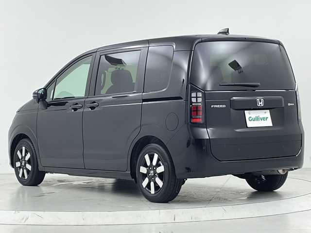 ホンダ フリード ハイブリット e:HEV AIR EX 大阪府 2025(令7)年 0.1千km クリスタルブラックパール ホンダセンシング/　・衝突被害軽減ブレーキ/　・先行者発進お知らせ機能/　・歩行者事故低減ステアリング/　・路外逸脱抑制機能/　・標識認識機能/　・渋滞追従機能付アダプティブクルーズコントロール/　・車線維持支援システム/　・トラフィックジャムアシスト/　・ブラインドスポットインフォメーション/　・誤発進抑制機能/　・後方誤発進抑制機能/　・オートハイビーム/純正メモリナビ/　　BT/フルセグTV/バックカメラ/両側パワースライドドア/LEDオートライト/シートヒーター/純正15インチアルミホイール/コーナーセンサー/電動パーキング/ブレーキホールド/スマートキー