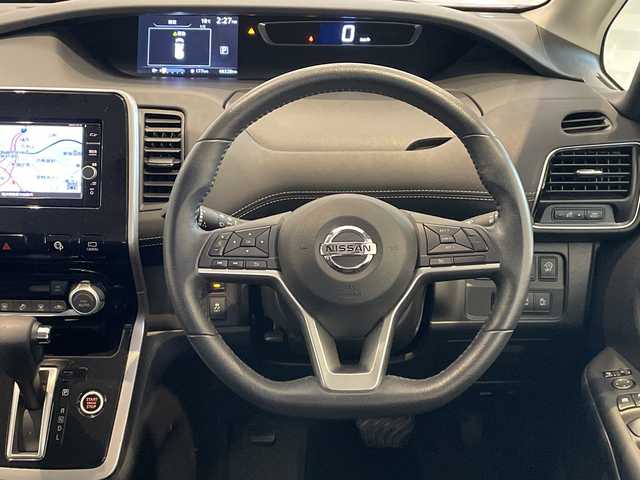 日産 セレナ ハイウェイスター Vセレクション 福井県 2017(平29)年 4.7万km マルーンレッド 2トーン 純正SDナビ/フルセグTV/BT/DVD/CD/USB/SD/フリップダウンモニター/アラウンドビューモニター/クルーズコントロール/エマージェンシーブレーキ/車線逸脱警報/ふらつき警報/前後ソナー/標識認識システム/パーキングアシスト/ETC/前後ドライブレコーダー/パワースライドドア/オートライト/LEDヘッドライト/純正16インチアルミホイール/プッシュスタート/スマートキー×2/純正フロアマット