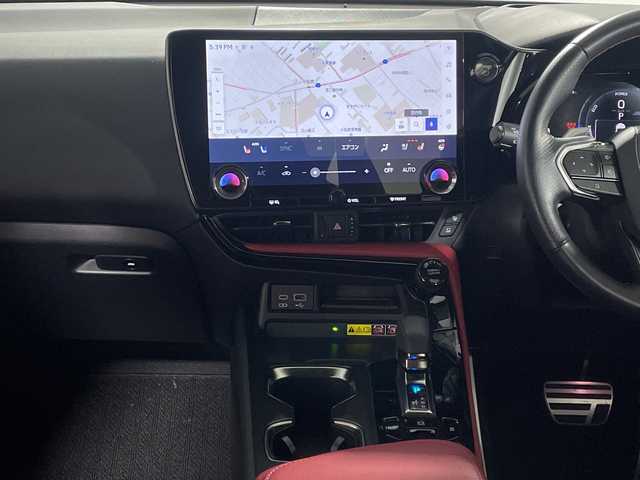 レクサス ＮＸ 350h Fスポーツ 神奈川県 2023(令5)年 1.7万km ホワイトノーヴァガラスフレーク レクサスセーフティシステム+/純正ディスプレイオーディオ/・ナビ/フルセグTV/BT/USB/MiraCasT/HDMI/パノラミックビューモニター/ムーンルーフ/置くだけ充電/デジタルインナーミラー/AC100V/ヘッドアップディスプレイ/TRDエアロ(F/S/R)/赤黒コンビレザー調シート/パワーシート(D/N)/メモリシート(D)/シートヒーター(D/N)/ベンチレーション(D/N)/パーキングアシスト/電動サイドブレーキ/オートブレーキホールド/ビルトインETC2.0/前後ドライブレコーダー/革巻きステアリング/ステアリングスイッチ/ステアリングヒーター/Autoライト/パドルシフト/パワーバックドア/EV/SPORT/SPORT+モード/ルーフレール/スマートキー/プッシュスタートボタン/三眼LED/フォグランプ/電動格納ミラー/ウィンカーミラー/純正フロアマット/純正20インチアルミホイール