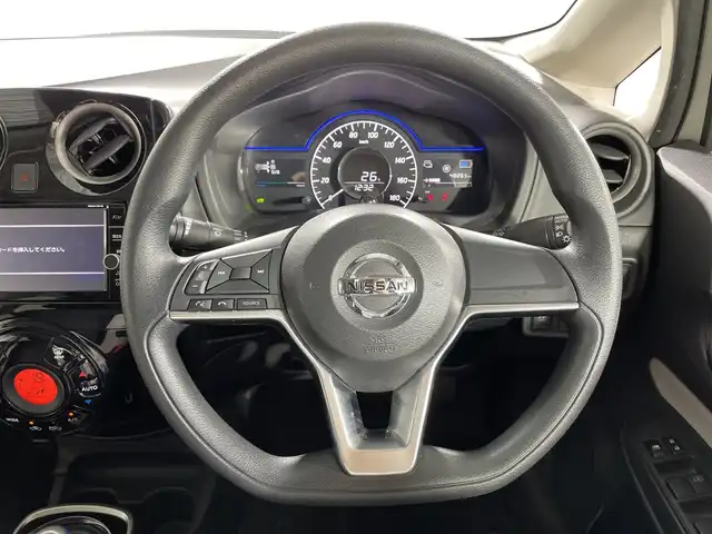 日産 ノート e－パワー X 神奈川県 2018(平30)年 4.9万km ブリリアントホワイトパール 純正７型SDナビゲーション/CD DVD Bluetooth フルセグTV/アラウンドビューモニター/衝突被害軽減システム/車線逸脱警報/クリアランスソナー/ETC/ドライブレコーダー/純正フロアマット/インテリジェントデジタルインナーミラー/オートライト/純正１４インチアルミホイール/スマートキー/プッシュスタート/ドアバイザー