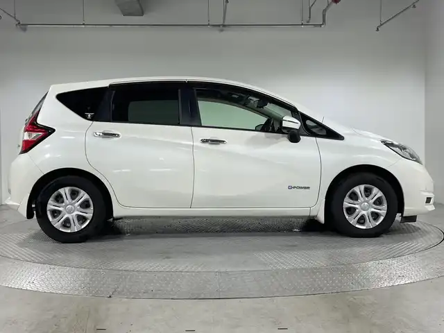 日産 ノート e－パワー X 神奈川県 2018(平30)年 4.9万km ブリリアントホワイトパール 純正７型SDナビゲーション/CD DVD Bluetooth フルセグTV/アラウンドビューモニター/衝突被害軽減システム/車線逸脱警報/クリアランスソナー/ETC/ドライブレコーダー/純正フロアマット/インテリジェントデジタルインナーミラー/オートライト/純正１４インチアルミホイール/スマートキー/プッシュスタート/ドアバイザー