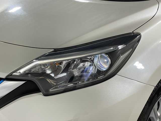 日産 ノート e－パワー X 神奈川県 2018(平30)年 4.9万km ブリリアントホワイトパール 純正７型SDナビゲーション/CD DVD Bluetooth フルセグTV/アラウンドビューモニター/衝突被害軽減システム/車線逸脱警報/クリアランスソナー/ETC/ドライブレコーダー/純正フロアマット/インテリジェントデジタルインナーミラー/オートライト/純正１４インチアルミホイール/スマートキー/プッシュスタート/ドアバイザー