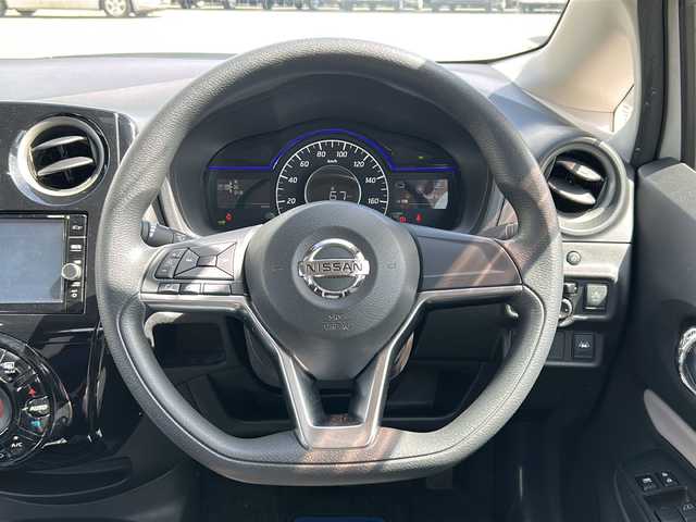 日産 ノート e－パワー X 石川県 2018(平30)年 4.9万km ブリリアントホワイトパール 純正７型SDナビゲーション/CD DVD Bluetooth フルセグTV/アラウンドビューモニター/衝突被害軽減システム/車線逸脱警報/クリアランスソナー/ETC/ドライブレコーダー/純正フロアマット/インテリジェントデジタルインナーミラー/オートライト/スマートキー/プッシュスタート/ドアバイザー
