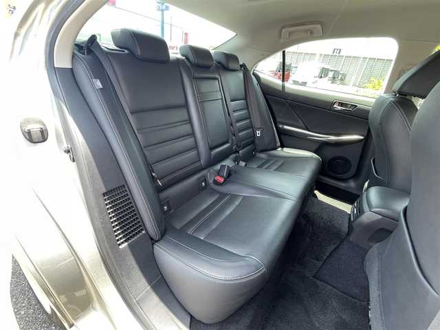 レクサス ＩＳ 300h バージョンL 山口県 2014(平26)年 6.7万km ソニックチタニウム 黒革シート/前席パワーシート/前席エアシート シートヒーター/純正SDナビ フルセグTV/CD DVD BT BD USB AUX/バックカメラ/ビルトイン DSRC ETC/衝突被害軽減ブレーキ/レーダークルーズコントロール/パドルシフト/LEDオートヘッドライト/フォグライト/コーナーセンサー/ステアリングリモコン/リア電動ロールシェード/スマートキー/W サイド カーテン ニー エアバッグ/禁煙車
