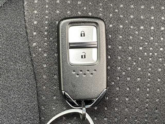 ホンダ フィット ハイブリット Fパッケージ 千葉県 2013(平25)年 2.4万km ブリリアントスポーティブルーメタリック2トーン 純正ナビ【VXM-145VFi】　DVD/Bluetooth/バックカメラ　/ＥＴＣ　　/スマートキー/プッシュスタート/アイドリングストップ/オートライト/純正フロアマット/純正ドアバイザー