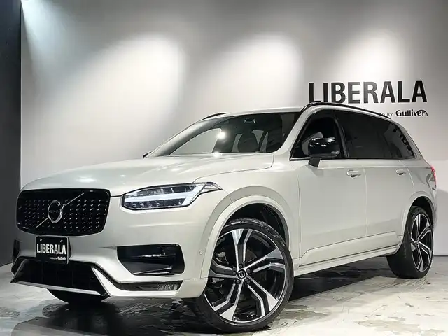 ボルボ ボルボ ＸＣ９０ B6 AWD Rデザイン 道央・札幌 2022(令4)年 5万km シルバー ワンオーナー/電子制御式4輪エアサスペンション/harman/kardonプレミアムサウンド/CitySafety/オンカミングレーンミティゲーション/レーンキーピングエイド/ロードサインインフォメーション/パイロットアシスト/ステアリングアシスト付BLIS/全車速追従機能付ACC/クロストラフィックアラート/360°ビューカメラ/フルアクティブハイビーム/パークアシストパイロット/8ウェイパワーシート(D/N)/電動ランバーサポート(D/N)/フロントシートヒーター/2列目シートヒーター/タッチスクリーン式センターディスプレイ/デジタルTVチューナー/ヘッドアップディスプレイ/ワイヤレススマートフォンチャージ/アンビエントライト/パワーテールゲート/ステアリングホイールヒーター/純正ドライブレコーダー