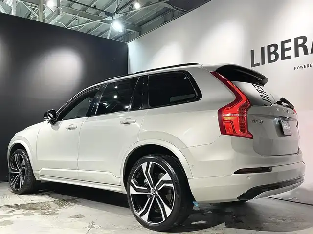 ボルボ ボルボ ＸＣ９０ B6 AWD Rデザイン 道央・札幌 2022(令4)年 5万km シルバー ワンオーナー/電子制御式4輪エアサスペンション/harman/kardonプレミアムサウンド/CitySafety/オンカミングレーンミティゲーション/レーンキーピングエイド/ロードサインインフォメーション/パイロットアシスト/ステアリングアシスト付BLIS/全車速追従機能付ACC/クロストラフィックアラート/360°ビューカメラ/フルアクティブハイビーム/パークアシストパイロット/8ウェイパワーシート(D/N)/電動ランバーサポート(D/N)/フロントシートヒーター/2列目シートヒーター/タッチスクリーン式センターディスプレイ/デジタルTVチューナー/ヘッドアップディスプレイ/ワイヤレススマートフォンチャージ/アンビエントライト/パワーテールゲート/ステアリングホイールヒーター/純正ドライブレコーダー