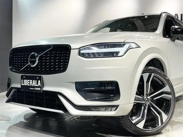 ボルボ ボルボ ＸＣ９０ B6 AWD Rデザイン 道央・札幌 2022(令4)年 5万km シルバー ワンオーナー/電子制御式4輪エアサスペンション/harman/kardonプレミアムサウンド/CitySafety/オンカミングレーンミティゲーション/レーンキーピングエイド/ロードサインインフォメーション/パイロットアシスト/ステアリングアシスト付BLIS/全車速追従機能付ACC/クロストラフィックアラート/360°ビューカメラ/フルアクティブハイビーム/パークアシストパイロット/8ウェイパワーシート(D/N)/電動ランバーサポート(D/N)/フロントシートヒーター/2列目シートヒーター/タッチスクリーン式センターディスプレイ/デジタルTVチューナー/ヘッドアップディスプレイ/ワイヤレススマートフォンチャージ/アンビエントライト/パワーテールゲート/ステアリングホイールヒーター/純正ドライブレコーダー