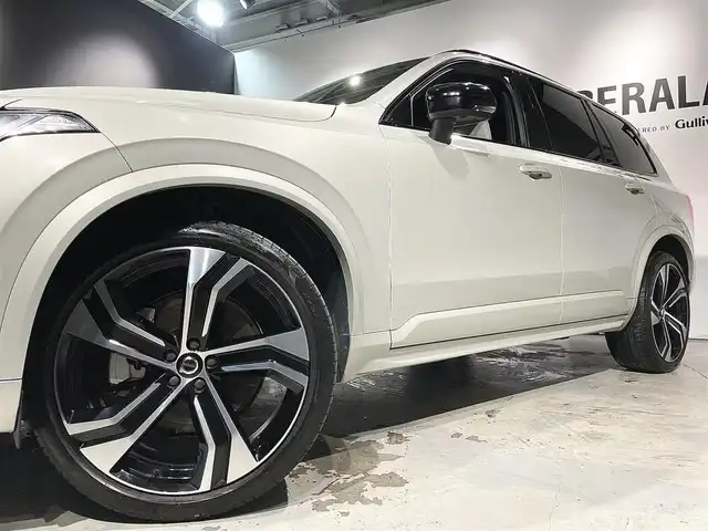 ボルボ ボルボ ＸＣ９０ B6 AWD Rデザイン 道央・札幌 2022(令4)年 5万km シルバー ワンオーナー/電子制御式4輪エアサスペンション/harman/kardonプレミアムサウンド/CitySafety/オンカミングレーンミティゲーション/レーンキーピングエイド/ロードサインインフォメーション/パイロットアシスト/ステアリングアシスト付BLIS/全車速追従機能付ACC/クロストラフィックアラート/360°ビューカメラ/フルアクティブハイビーム/パークアシストパイロット/8ウェイパワーシート(D/N)/電動ランバーサポート(D/N)/フロントシートヒーター/2列目シートヒーター/タッチスクリーン式センターディスプレイ/デジタルTVチューナー/ヘッドアップディスプレイ/ワイヤレススマートフォンチャージ/アンビエントライト/パワーテールゲート/ステアリングホイールヒーター/純正ドライブレコーダー