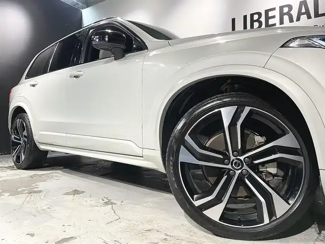 ボルボ ボルボ ＸＣ９０ B6 AWD Rデザイン 道央・札幌 2022(令4)年 5万km シルバー ワンオーナー/電子制御式4輪エアサスペンション/harman/kardonプレミアムサウンド/CitySafety/オンカミングレーンミティゲーション/レーンキーピングエイド/ロードサインインフォメーション/パイロットアシスト/ステアリングアシスト付BLIS/全車速追従機能付ACC/クロストラフィックアラート/360°ビューカメラ/フルアクティブハイビーム/パークアシストパイロット/8ウェイパワーシート(D/N)/電動ランバーサポート(D/N)/フロントシートヒーター/2列目シートヒーター/タッチスクリーン式センターディスプレイ/デジタルTVチューナー/ヘッドアップディスプレイ/ワイヤレススマートフォンチャージ/アンビエントライト/パワーテールゲート/ステアリングホイールヒーター/純正ドライブレコーダー