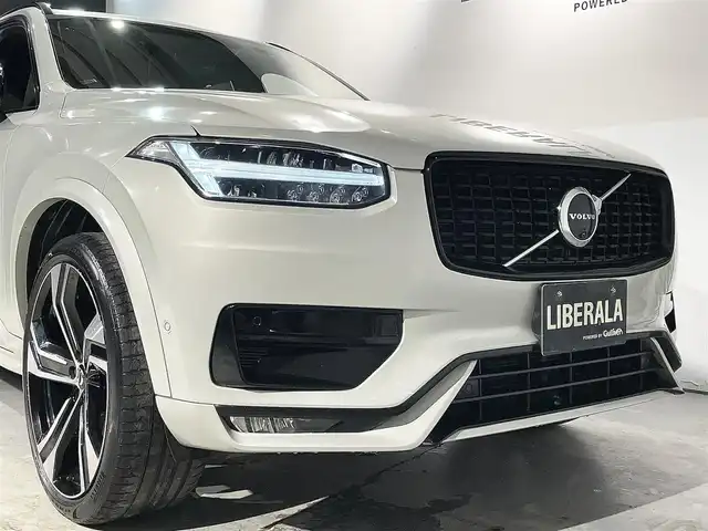 ボルボ ボルボ ＸＣ９０ B6 AWD Rデザイン 道央・札幌 2022(令4)年 5万km シルバー ワンオーナー/電子制御式4輪エアサスペンション/harman/kardonプレミアムサウンド/CitySafety/オンカミングレーンミティゲーション/レーンキーピングエイド/ロードサインインフォメーション/パイロットアシスト/ステアリングアシスト付BLIS/全車速追従機能付ACC/クロストラフィックアラート/360°ビューカメラ/フルアクティブハイビーム/パークアシストパイロット/8ウェイパワーシート(D/N)/電動ランバーサポート(D/N)/フロントシートヒーター/2列目シートヒーター/タッチスクリーン式センターディスプレイ/デジタルTVチューナー/ヘッドアップディスプレイ/ワイヤレススマートフォンチャージ/アンビエントライト/パワーテールゲート/ステアリングホイールヒーター/純正ドライブレコーダー