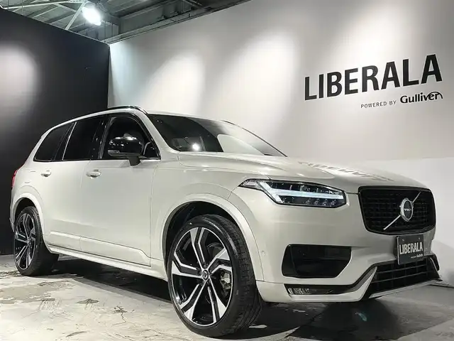 ボルボ ボルボ ＸＣ９０ B6 AWD Rデザイン 道央・札幌 2022(令4)年 5万km シルバー ワンオーナー/電子制御式4輪エアサスペンション/harman/kardonプレミアムサウンド/CitySafety/オンカミングレーンミティゲーション/レーンキーピングエイド/ロードサインインフォメーション/パイロットアシスト/ステアリングアシスト付BLIS/全車速追従機能付ACC/クロストラフィックアラート/360°ビューカメラ/フルアクティブハイビーム/パークアシストパイロット/8ウェイパワーシート(D/N)/電動ランバーサポート(D/N)/フロントシートヒーター/2列目シートヒーター/タッチスクリーン式センターディスプレイ/デジタルTVチューナー/ヘッドアップディスプレイ/ワイヤレススマートフォンチャージ/アンビエントライト/パワーテールゲート/ステアリングホイールヒーター/純正ドライブレコーダー