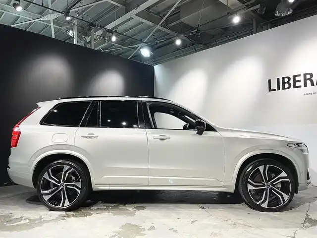 ボルボ ボルボ ＸＣ９０ B6 AWD Rデザイン 道央・札幌 2022(令4)年 5万km シルバー ワンオーナー/電子制御式4輪エアサスペンション/harman/kardonプレミアムサウンド/CitySafety/オンカミングレーンミティゲーション/レーンキーピングエイド/ロードサインインフォメーション/パイロットアシスト/ステアリングアシスト付BLIS/全車速追従機能付ACC/クロストラフィックアラート/360°ビューカメラ/フルアクティブハイビーム/パークアシストパイロット/8ウェイパワーシート(D/N)/電動ランバーサポート(D/N)/フロントシートヒーター/2列目シートヒーター/タッチスクリーン式センターディスプレイ/デジタルTVチューナー/ヘッドアップディスプレイ/ワイヤレススマートフォンチャージ/アンビエントライト/パワーテールゲート/ステアリングホイールヒーター/純正ドライブレコーダー