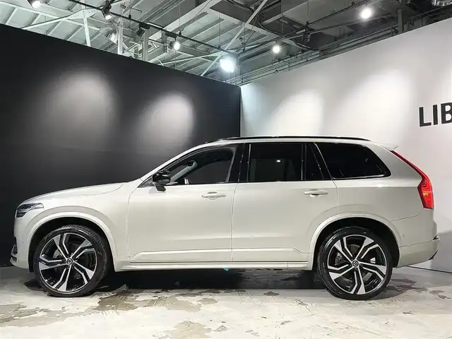 ボルボ ボルボ ＸＣ９０ B6 AWD Rデザイン 道央・札幌 2022(令4)年 5万km シルバー ワンオーナー/電子制御式4輪エアサスペンション/harman/kardonプレミアムサウンド/CitySafety/オンカミングレーンミティゲーション/レーンキーピングエイド/ロードサインインフォメーション/パイロットアシスト/ステアリングアシスト付BLIS/全車速追従機能付ACC/クロストラフィックアラート/360°ビューカメラ/フルアクティブハイビーム/パークアシストパイロット/8ウェイパワーシート(D/N)/電動ランバーサポート(D/N)/フロントシートヒーター/2列目シートヒーター/タッチスクリーン式センターディスプレイ/デジタルTVチューナー/ヘッドアップディスプレイ/ワイヤレススマートフォンチャージ/アンビエントライト/パワーテールゲート/ステアリングホイールヒーター/純正ドライブレコーダー