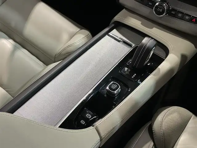 ボルボ ボルボ ＸＣ９０ B6 AWD Rデザイン 道央・札幌 2022(令4)年 5万km シルバー ワンオーナー/電子制御式4輪エアサスペンション/harman/kardonプレミアムサウンド/CitySafety/オンカミングレーンミティゲーション/レーンキーピングエイド/ロードサインインフォメーション/パイロットアシスト/ステアリングアシスト付BLIS/全車速追従機能付ACC/クロストラフィックアラート/360°ビューカメラ/フルアクティブハイビーム/パークアシストパイロット/8ウェイパワーシート(D/N)/電動ランバーサポート(D/N)/フロントシートヒーター/2列目シートヒーター/タッチスクリーン式センターディスプレイ/デジタルTVチューナー/ヘッドアップディスプレイ/ワイヤレススマートフォンチャージ/アンビエントライト/パワーテールゲート/ステアリングホイールヒーター/純正ドライブレコーダー