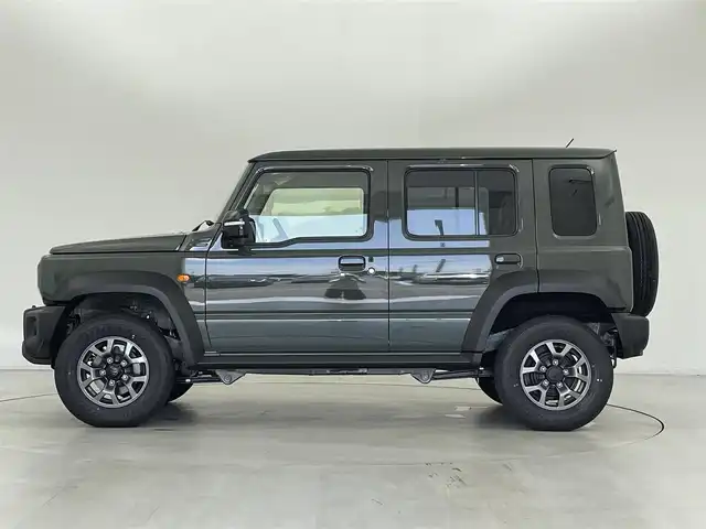 スズキ ジムニー ノマド FC 群馬県 2025(令7)年 0.1万km未満 Ｄグリーン ・登録済未使用車(登録時走行距離：46km)/純正9インチナビ/・AM/FM/CD/DVD/SD/Bluetooth/フルセグTV/バックカメラ/デュアルカメラブレーキサポート/車線逸脱警報/ふらつき警報/後退時ブレーキサポート/アダプティブクルーズコントロール/ハイビームアシスト/標識認識機能/誤発進/後方誤発進抑制機能/先行車発進お知らせ機能/ヒルディセントコントロール/LEDヘッドランプ/ヘッドランプウォッシャー/前席パワーシート/純正15インチアルミホイール