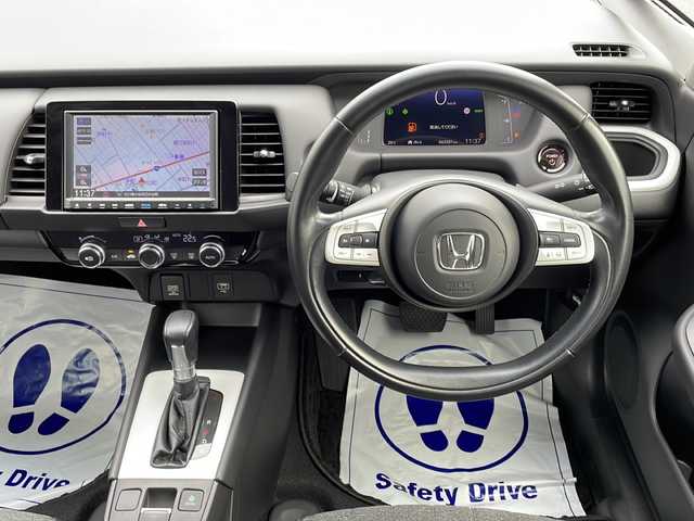ホンダ フィット e:HEVホーム 石川県 2020(令2)年 6.3万km プラチナホワイトパール 純正8インチナビ/フルセグTV/BT/SDミュージック/USB/バックカメラ/ビルトインETC/前後ドライブレコーダー/ホンダセンシング/アダプティブクルーズコントロール/LEDヘッドランプ/オートライト/OP純正16インチアルミ/本革巻きステアリング/プライムスムース/ファブリックコンビシート/オートエアコン/スマートキーシステム/禁煙車