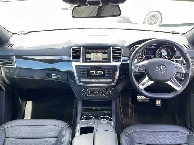 メルセデス・ベンツ ＭＬ６３ 東京都 2012(平24)年 4.2万km ダイヤモンドホワイト 純正ナビ：プレミアムサウンド Harman Kardon/Bluetooth/バックカメラ＆サイドカメラ/ETC/衝突軽減ブレーキ/クルーズコントロール/D/N席メモリーシート/D/N席パワーシート/D/N席シートヒーター/D/N席エアシート/パドルシフト/パノラマミックススライディングルーフ/エアサス/パワーバックドア/LEDオートライト/プッシュスタート/スマートキー×2