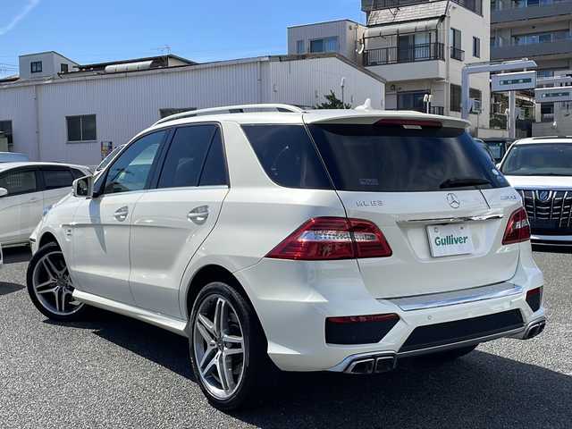 メルセデス・ベンツ ＭＬ６３ 東京都 2012(平24)年 4.2万km ダイヤモンドホワイト 純正ナビ：プレミアムサウンド Harman Kardon/Bluetooth/バックカメラ＆サイドカメラ/ETC/衝突軽減ブレーキ/クルーズコントロール/D/N席メモリーシート/D/N席パワーシート/D/N席シートヒーター/D/N席エアシート/パドルシフト/パノラマミックススライディングルーフ/エアサス/パワーバックドア/LEDオートライト/プッシュスタート/スマートキー×2
