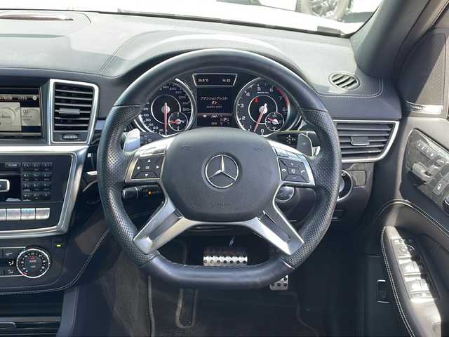 メルセデス・ベンツ ＭＬ６３ 東京都 2012(平24)年 4.2万km ダイヤモンドホワイト 純正ナビ：プレミアムサウンド Harman Kardon/Bluetooth/バックカメラ＆サイドカメラ/ETC/衝突軽減ブレーキ/クルーズコントロール/D/N席メモリーシート/D/N席パワーシート/D/N席シートヒーター/D/N席エアシート/パドルシフト/パノラマミックススライディングルーフ/エアサス/パワーバックドア/LEDオートライト/プッシュスタート/スマートキー×2
