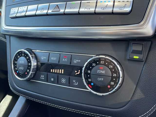 メルセデス・ベンツ ＭＬ６３ 東京都 2012(平24)年 4.2万km ダイヤモンドホワイト 純正ナビ：プレミアムサウンド Harman Kardon/Bluetooth/バックカメラ＆サイドカメラ/ETC/衝突軽減ブレーキ/クルーズコントロール/D/N席メモリーシート/D/N席パワーシート/D/N席シートヒーター/D/N席エアシート/パドルシフト/パノラマミックススライディングルーフ/エアサス/パワーバックドア/LEDオートライト/プッシュスタート/スマートキー×2