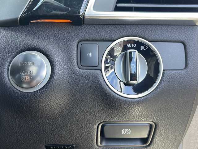 メルセデス・ベンツ ＭＬ６３ 東京都 2012(平24)年 4.2万km ダイヤモンドホワイト 純正ナビ：プレミアムサウンド Harman Kardon/Bluetooth/バックカメラ＆サイドカメラ/ETC/衝突軽減ブレーキ/クルーズコントロール/D/N席メモリーシート/D/N席パワーシート/D/N席シートヒーター/D/N席エアシート/パドルシフト/パノラマミックススライディングルーフ/エアサス/パワーバックドア/LEDオートライト/プッシュスタート/スマートキー×2