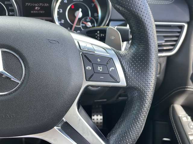 メルセデス・ベンツ ＭＬ６３ 東京都 2012(平24)年 4.2万km ダイヤモンドホワイト 純正ナビ：プレミアムサウンド Harman Kardon/Bluetooth/バックカメラ＆サイドカメラ/ETC/衝突軽減ブレーキ/クルーズコントロール/D/N席メモリーシート/D/N席パワーシート/D/N席シートヒーター/D/N席エアシート/パドルシフト/パノラマミックススライディングルーフ/エアサス/パワーバックドア/LEDオートライト/プッシュスタート/スマートキー×2