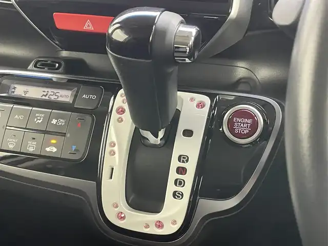 ホンダ Ｎ ＢＯＸ カスタム G ターボ Lパッケージ 岡山県 2016(平28)年 6.5万km プレミアムホワイトパールⅡ 純正SDナビゲーションシステム/・型番：AVIC-ZH0999L/【Bluetooth/フルセグTV/CD/DVD】/両側パワースライドドア/クルーズコントロール/ハーフレザーシート/LEDヘッドライト＆LEDフォグランプ/ビルトインETC/バックカメラ/衝突軽減ブレーキシステム/パドルシフト/アイドリングストップ/ISOFIX/ステアリングスイッチ/チルトステアリング/シートリフター/ウインカーミラー/ドアバイザー/新車保証書/取扱説明書/スペアキー×１