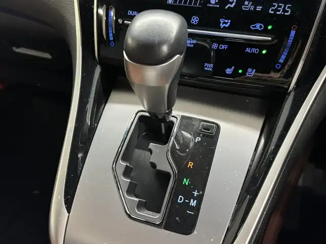 トヨタ ハリアー プログレス メタル&レザーP 三重県 2017(平29)年 4.2万km スパークリングブラックパールクリスタルシャイン ガソリン/FF/MTモード付インパネCVT/純正9インチナビ/（AM/FM/CD/DVD/Blu-ray/SDREC/SD/USB/Bluetooth/VTR/AUX/TV）/パノラミックビューモニター（シースルービュー機能付）/JBLプレミアムサウンドシステム（11スピーカー）/ドライブレコーダー 前後/ビルトインETC/Toyota Safety Sense/・プリクラッシュセーフティ/・レーンディパーチャーアラート（ステアリング制御付）/・アダプティブハイビームシステム/・レーダークルコン（全車速追従機能付）/・インテリジェントクリアランスソナー［パーキングサポートブレーキ（静止物）］/など/装備/・本革シート（設定色『ダークサドルタン』）/・快適温熱シート＋シートベンチレーション（D/N）/・パワーシート（Dメモリー付8way＆4way電動ランバーサポート/N4way）/・電動チルト&テレスコピックステアリング/・パワーバックドア/・左右独立オートエアコン/・電子パーキングブレーキ＆ブレーキホールド/・プッシュスタート/・ステアリングスイッチ/・LEDヘッドランプ＆フロントフォグランプ/・純正18inAW/・保/取/ナビ取/・スマートキーx2/・【OP】スペアタイヤ/など