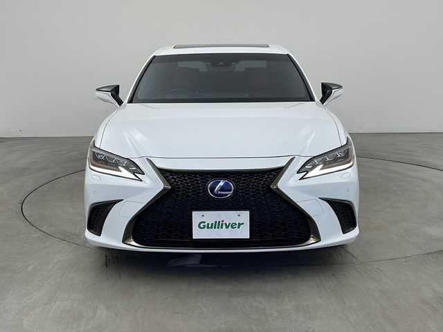 レクサス ＥＳ 300h Fスポーツ 兵庫県 2020(令2)年 6.8万km ホワイトノーヴァガラスフレーク ・純正12.3インチナビ/CD/DVD/SD/BT/USB/Miracast/TV/・バックカメラ/・LEXUSsafety/・プリクラッシュセーフティ/・レーンディパーチャーアラート/・レーダークルーズコントロール/・クリアランスソナー/・ロードサインアシスト/・先行車発進告知/・ブラインドスポットモニター/・パーキングアシスト/・オートマチックハイビーム/・ヘッドアップディスプレイ/・パドルシフト/・電動パーキングブレーキ/・オートブレーキホールド/・LEDオートライト/・サンルーフ/・パワーバックドア/・置くだけ充電/・パワーシート（運転席＋助手席）/・シートヒーター（運転席＋助手席）/・シートベンチレーション（運転席＋助手席）/・メモリーシート/・レザーシート/・ステアリングヒーター/・ビルトインETC2.0/・純正19インチアルミホイール/・純正フロアマット/・スマートキー/・スペアキー/・プッシュスタート