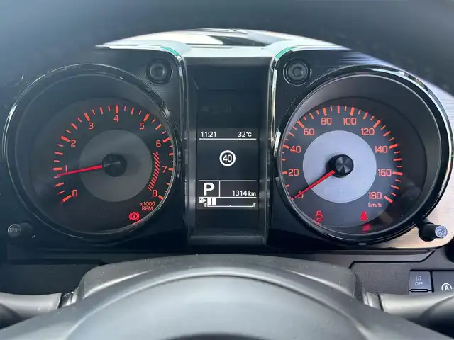 スズキ ジムニー ノマド FC 愛知県 2025(令7)年 0.2万km 黒 /禁煙/ワンオーナー//新車時保証書//取扱説明書//スペアスマートキー//ディーラー整備記録簿R7//プッシュスタート/スマートキー//シートヒーター//革巻きステアリング//ACC/衝突軽減ブレーキ//ヘッドライトウォッシャー