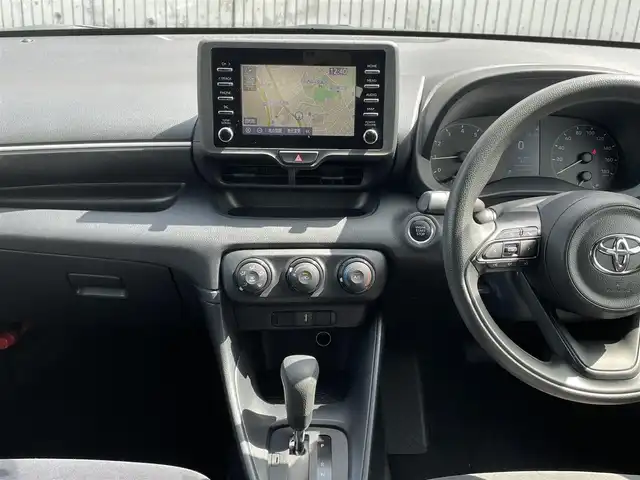 トヨタ ヤリス X 福岡県 2020(令2)年 8.2万km スーパーホワイトⅡ (株)IDOMが運営する【じしゃロン八幡西店】の自社ローン専用車両になります。こちらは現金またはオートローンご利用時の価格です。自社ローンご希望の方は別途その旨お申付け下さい/衝突軽減システム/スマートキー/純正ディスプレイオーディオ/ナビ /Bluetooth/バックカメラ/ETC