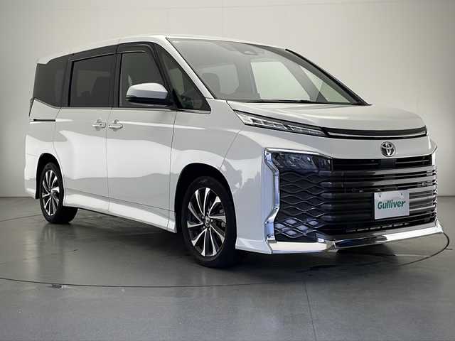 トヨタ ヴォクシー S－Z 宮崎県 2022(令4)年 1.1万km ホワイトパールクリスタルシャイン 禁煙車/トヨタセーフティセンス/純正10.5型ディスプレイオーディオナビTV/（T-CONNECT/Bluetooth/CD/DVD/フルセグTV)/純正14型有機ELリアフリップダウンモニター/（V14T-R72R）/純正バックカメラ/純正ビルトイン2.0ETC/純正LEDオートライト/純正フロアマット/両側電動スライドドア/プリクラッシュセーフティ/オートマチックハイビーム/レーンディパーチャーアラート/アダプティブクルーズコントロール/クリアランスソナー/電子パーキング/オートホールド/ハーフレザーシート/前席シートヒーター/オート電動格納ミラー/本革巻ハンドル/スマートキー/プッシュエンジンスタート/スペアキー/新車時保証書/取扱い説明書