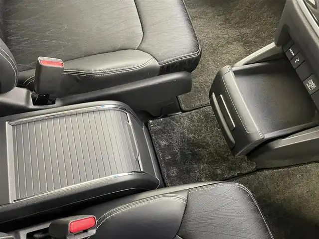 ホンダ オデッセイ アブソルート・EXホンダセンジング 宮城県 2016(平28)年 5.3万km クリスタルブラックパール 純正インターナビ　/フリップダウンモニター　/全周囲カメラ　/両側パワースライドドア　/アダプティブクルーズコントロール/衝突軽減ブレーキ　/レーンキープアシスト　/誤発進抑制機能　/ＬＥＤヘッドライト　/ブラインドスポットインフォメーション　/大型アームレスト　/運転席8wayパワーシート　/ハーフレザーシート/後席オットマン/ビルトインETC/純正18インチAW/禁煙車