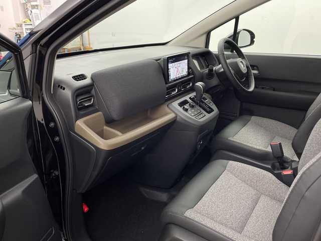 ホンダ フリード ハイブリット e:HEV AIR EX 兵庫県 2025(令7)年 0.1千km クリスタルブラックパール ・未使用車/・純正9インチナビ/・BT・TV・Apple Car Play・AndroidAuto/・両側パワースライドドア/・CMBS/・ACC/・レーンキープアシスト/・ブラインドスポットインフォメーション/・標識認識機能/・シートヒーター/・ハーフレザー/・オートマチックハイビーム/・LEDヘッドライト/・革巻きステアリング/・ステアリングリモコン/・プッシュスタート/・スペアキー/・電動パーキングブレーキ/・オートブレーキホールド/・純正15インチアルミホール