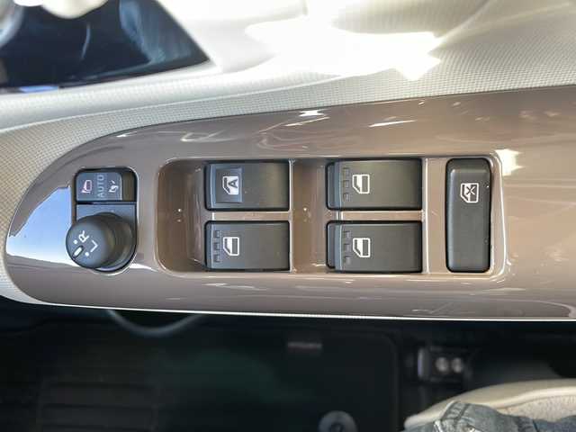 ダイハツ ムーヴ キャンバス X LTD メイクアッフ SA Ⅱ 三重県 2017(平29)年 4.7万km パールホワイトⅢ/ナチュラルベージュマイカメタリック 2トーン 純正ナビ　/両側パワースライドドア　/バックカメラ　/衝突軽減システム　/オートライト　/アイドリングストップ　/コーナーセンサー　/ステアリングスイッチ　/ＥＴＣ　/電動格納ミラー　/スペアキー　/純正フロアマット