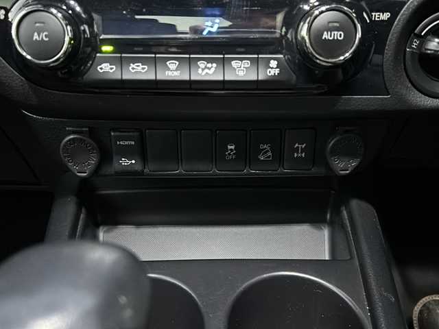 トヨタ ハイラックス Z ブラックラリーエディション 愛知県 2019(平31)年 5.6万km アティチュードブラックマイカ 禁煙車/純正メモリナビ/　　AM/FM/CD/DVD/BT/フルセグＴＶ/純正マッドガード/純正18インチAW/リアバンパープロテクター/荷台キャノピー/バックカメラ/前方ドライブレコーダー/クルーズコントロール/レーンキープアシスト/プリクラッシュセーフティ/ダウンヒルアシストコントロール/横滑り防止装置/盗難防止装置/LEDヘッドライト/フォグランプ/オートライト/ETC/Wエアバッグ/保証書/取説/スペアキー