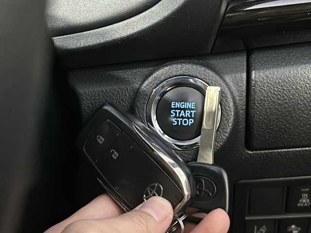 トヨタ ハイラックス Z ブラックラリーエディション 愛知県 2019(平31)年 5.6万km アティチュードブラックマイカ 禁煙車/純正メモリナビ/　　AM/FM/CD/DVD/BT/フルセグＴＶ/純正マッドガード/純正18インチAW/リアバンパープロテクター/荷台キャノピー/バックカメラ/前方ドライブレコーダー/クルーズコントロール/レーンキープアシスト/プリクラッシュセーフティ/ダウンヒルアシストコントロール/横滑り防止装置/盗難防止装置/LEDヘッドライト/フォグランプ/オートライト/ETC/Wエアバッグ/保証書/取説/スペアキー