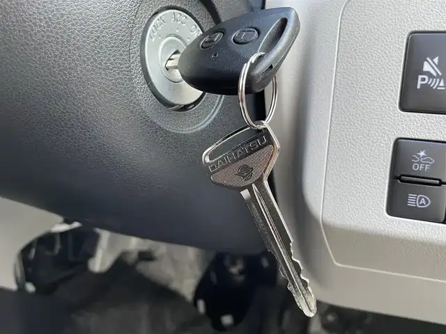 ダイハツ ミラ イース X SAⅢ 新潟県 2025(令7)年 0.1万km シャイニングホワイトパール ワンオーナー/衝突軽減/オーディオ/(AM/FM/BT/AUX)/アイドリングストップ/コーナーセンサー/AUTOライト/LEDヘッドライト/AUTOハイビーム/横滑り防止/電格ミラー/純正フロアマット/ドアバイザー/リモコンキー