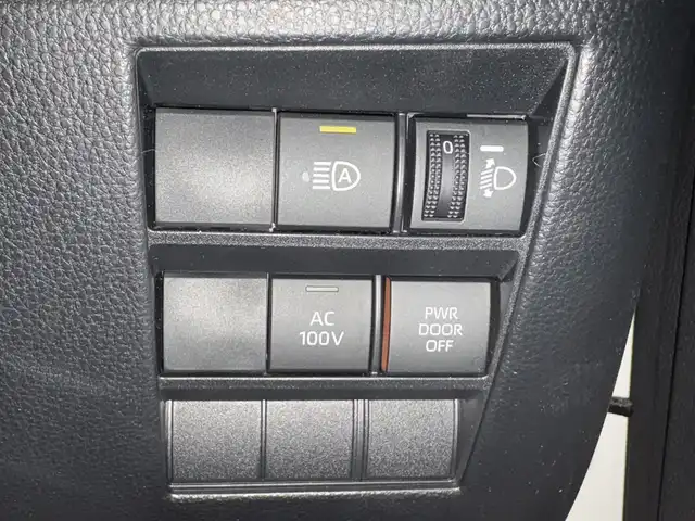 トヨタ ノア ハイブリッド S－Z 滋賀県 2023(令5)年 3万km ホワイトパールクリスタルシャイン 純正SDナビ/【Bluetooth/CD/DVD/USB】/フリップダウンモニター/両側パワースライドドア/全方位カメラ/シートヒーター/ハーフレザーシート/追従クルーズコントロール/LEDヘッドライト/純正１７AW/革巻ステアリング/電子パーキング/オートホールド/スマートキー