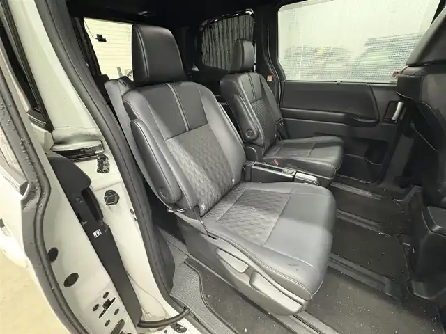 トヨタ ノア ハイブリッド S－Z 滋賀県 2023(令5)年 3万km ホワイトパールクリスタルシャイン 純正SDナビ/【Bluetooth/CD/DVD/USB】/フリップダウンモニター/両側パワースライドドア/全方位カメラ/シートヒーター/ハーフレザーシート/追従クルーズコントロール/LEDヘッドライト/純正１７AW/革巻ステアリング/電子パーキング/オートホールド/スマートキー