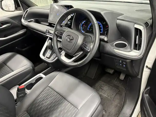 トヨタ ノア ハイブリッド S－Z 滋賀県 2023(令5)年 3万km ホワイトパールクリスタルシャイン 純正SDナビ/【Bluetooth/CD/DVD/USB】/フリップダウンモニター/両側パワースライドドア/全方位カメラ/シートヒーター/ハーフレザーシート/追従クルーズコントロール/LEDヘッドライト/純正１７AW/革巻ステアリング/電子パーキング/オートホールド/スマートキー